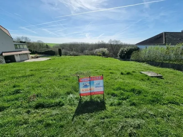 LA FERTÉ-GAUCHER - TERRAIN EXCEPTIONNEL 1988 M² - LARGE FAÇADE 26,30 M - EAU RACCORDÉE