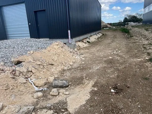 Local d’activité et entrepôt Location Forges  100m² 900€