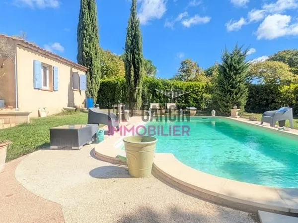 Maison plain pied avec piscine et terrain attenant