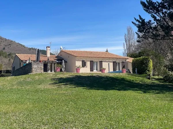 Très jolie villa de plain pied T6, de 150 m2 habitables, 3 chambres à ENTREPIERRES (04), avec piscin