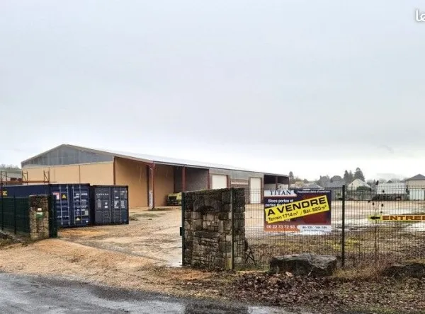 Local d’activité et entrepôt Vente Saint-Saturnin-de-Lenne  750m² 180000€