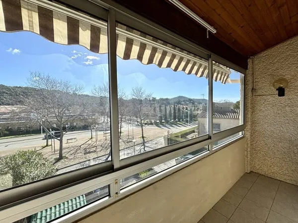 APPARTEMENT T3 AVEC TERRASSE À 2 PAS DU CENTRE VILLAGE SAINT-CYR SUR MER !