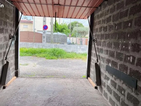 Garage BOX fermé villeurbanne Croix LUIZET