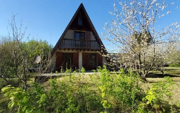 Maison de campagne au calme, sur grand terrain arboré, sans
