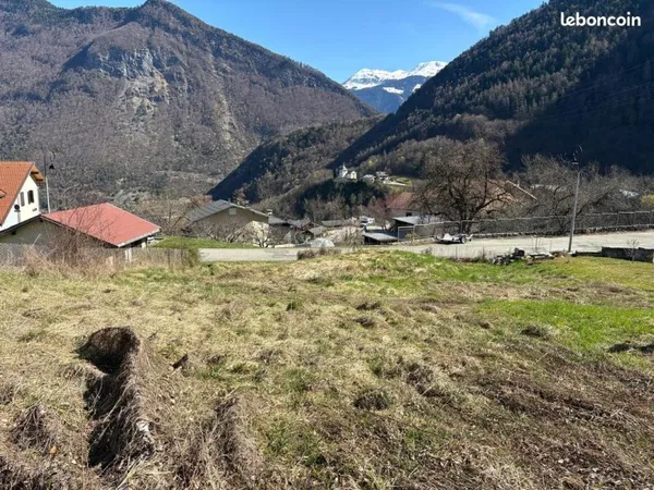 Terrain constructible 762m² - Le Bois (accès Valmorel)