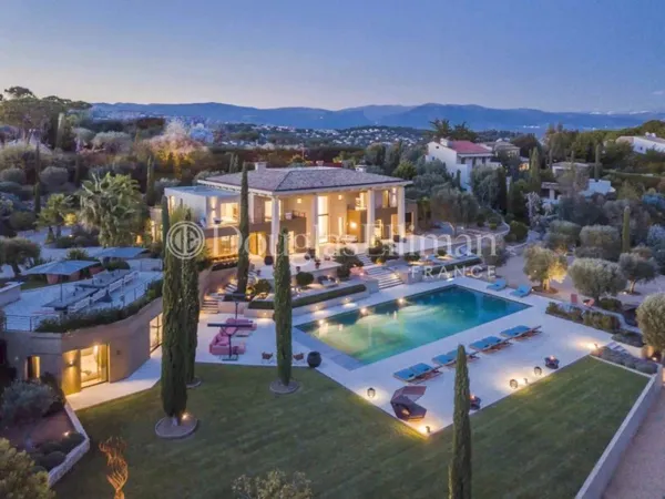 SUPER-CANNES - Superbe villa avec piscine et vue mer