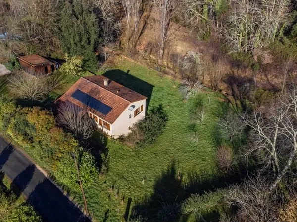 Maison individuel, +/-80 m2 , grande sous-sol 6pieces, 3 chambres, atelier en bois, jardin et bois