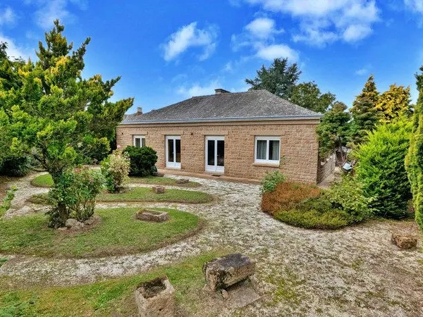 Maison plain-pied de 165 m2 sur 1100 m2 de terrain clos à St Hilaire des Landes (35)