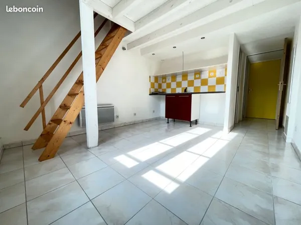 Appartement duplex et parking CHARTRONS