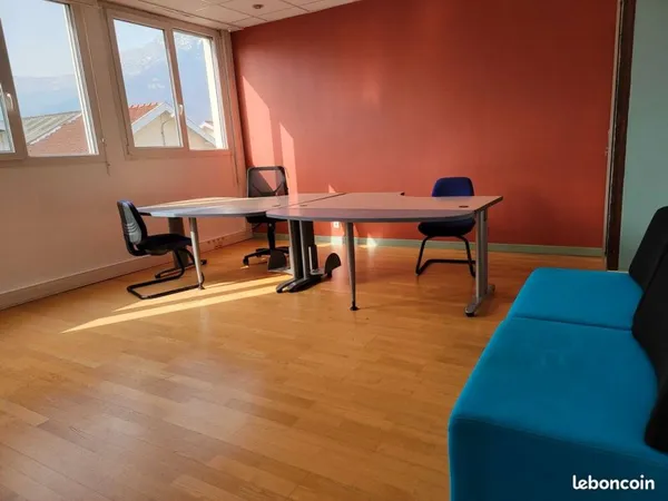 Bureau de 27m² à louer avec accès salle de réunion et terrasse privative