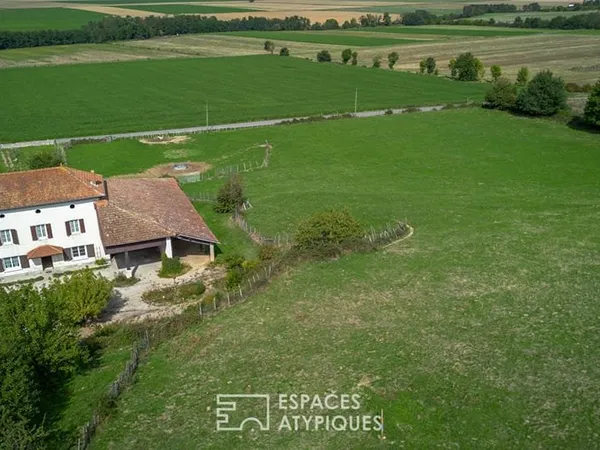 Ferme en pisé à rénover avec dépendances et 2 hectares de terrain