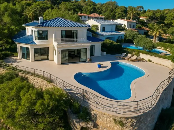 PIEDS DANS L'EAU VILLA DE 240M2 FACE A LA MER AVEC PISCINE, AUX ISSAMBRES