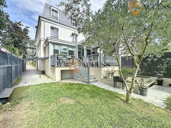 ENGHIEN LES BAINS - RARE A ENGHIEN ! Mansard de 190m2 et un