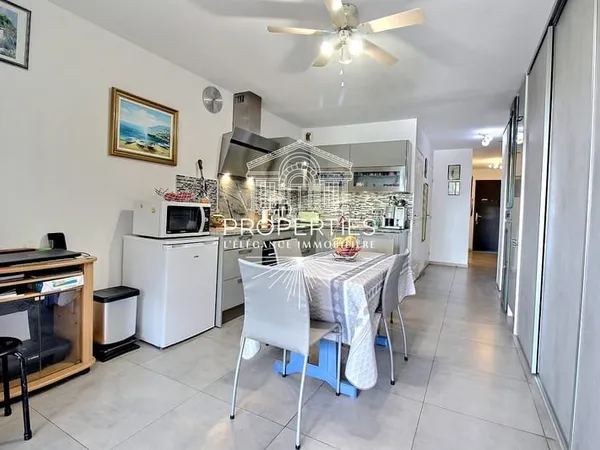LE LAVANDOU - LE GRAND JARDIN - T2 RENOVE - 48 M² - LOGGIA - PARKING PRIVATIF