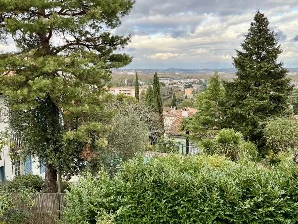 Maison T7 sur deux niveaux avec jardin, terrasse, grand garage et grenier à rénover