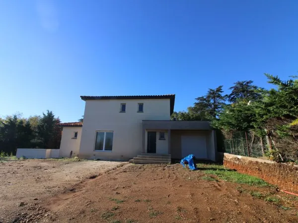 VILLA 4 CHAMBRES + GARAGE + BASSIN DE BAIGNADES.