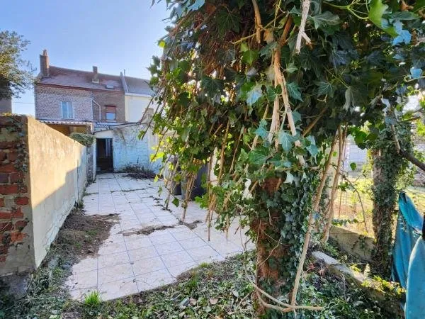 Maison d'environ 90 M2 habitables, trois chambres, grand jardin