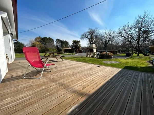 VENSAC - MAISON DE PLAIN PIED DE 5 PIÈCES DE 112M2 ENVIRON AVEC GARAGES ET PISCINE SUR PARCELLE DE 1