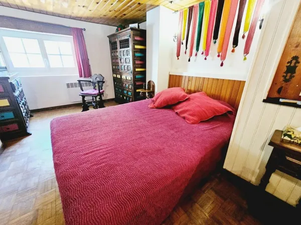 Maison en pierre rénovée avec balcon