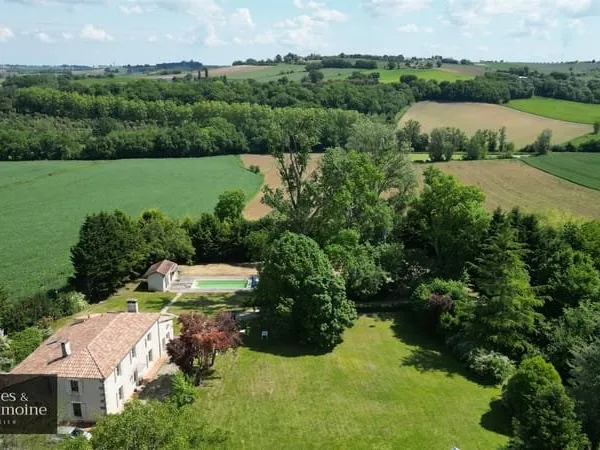 Maison gasconne avec piscine, dépendances dans un joli parc