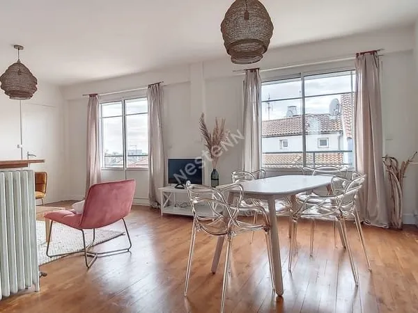 A LOUER APPARTEMENT MEUBLÉ TYPE 3 POITIERS HYPER CENTRE QUARTIER MAGENTA 2 CHAMBRES GRAND BALCON