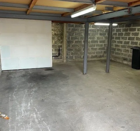 SAINT MEDARD EN JALLES A LOUER ENTREPOT 40M2