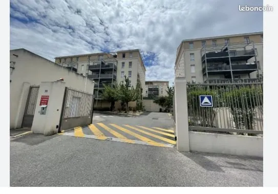 Loue Place de parking extérieure sécurisée résidence Cap Terre - Marseille 12e