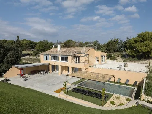 Maison 10 pièces 950 m²