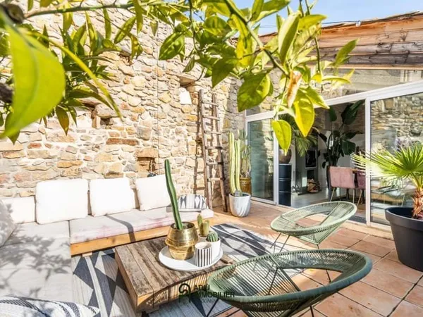 Maison de village avec terrasses et caves voûtées