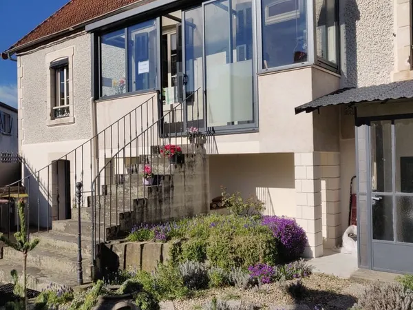 Maison rénovée 7 pièces avec terrain et garages