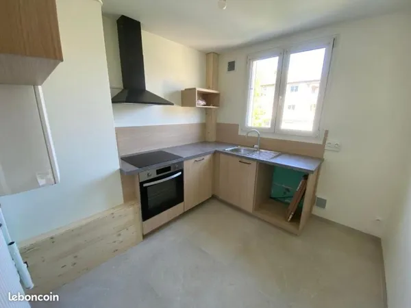 Lons T4 avec 3 chambres, balcon, garage