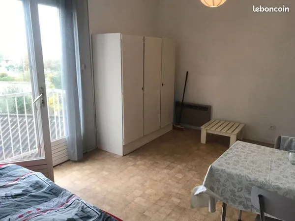 Studio meublé 2ème étage proche centre