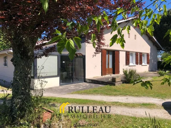 MAISON FAMILIALE AVEC GARAGE ET GRAND JARDIN