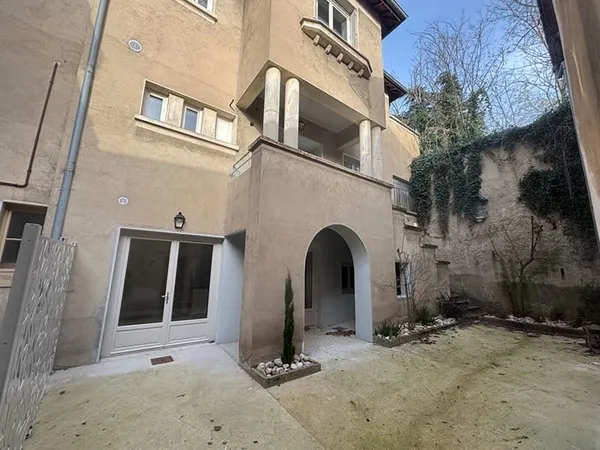 A LOUER - Appartement T2 rénové à Trévoux (33 rue du Palais) - 3918/06