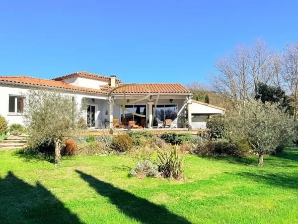 Villa lumineuse avec piscine et grand terrain cadre nature proche Barjac