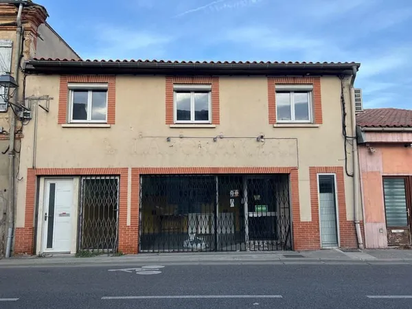 IMMEUBLE A VENDRE composé d'un local + un appartement