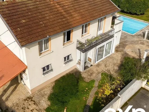 Maison à Peronnas avec de grands volumes