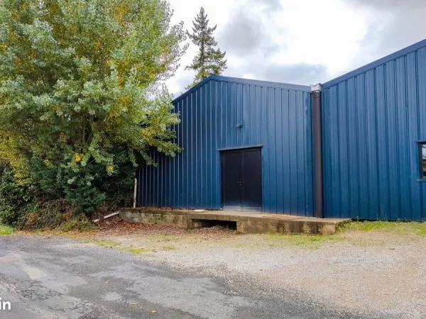 Dépôt 100m2 avec quai de chargement et isolation
