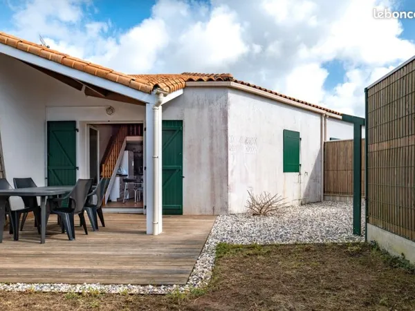 Maison avec jardin, terrasse et parking privatif à moins de 10 minutes de la mer -(Vendée)