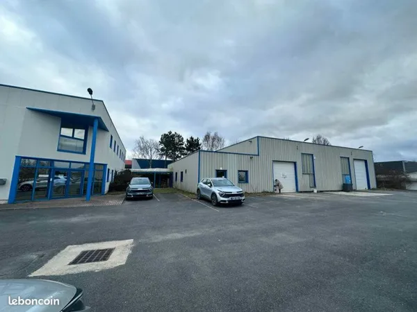 Local d'activité 908 m²