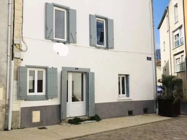 Maison en pierre rénovée sur une place piétonne, possibilité de profiter du devant de porte