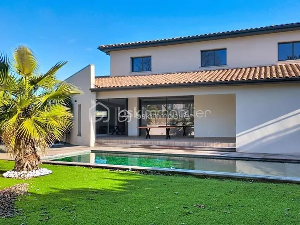 Maison contemporaine avec piscine et prestations haut de gamme
