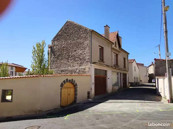Grande maison de 2 appartements avec garages et local commercial