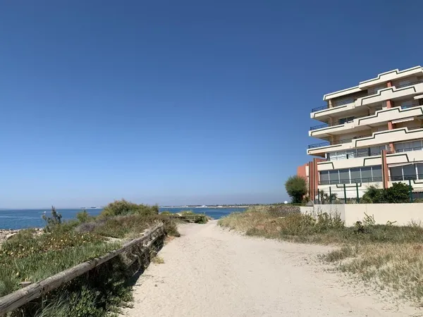SETE dans une belle résidence face à la mer faux T3 quartier corniche en direct de la plage en rez d