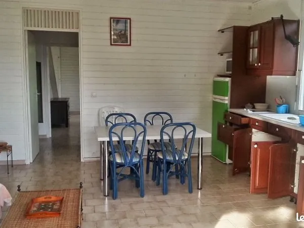 Appartement F2 de 65m² sécurisé en eau potable, arboré, calme, meublé, charges comprises, parking