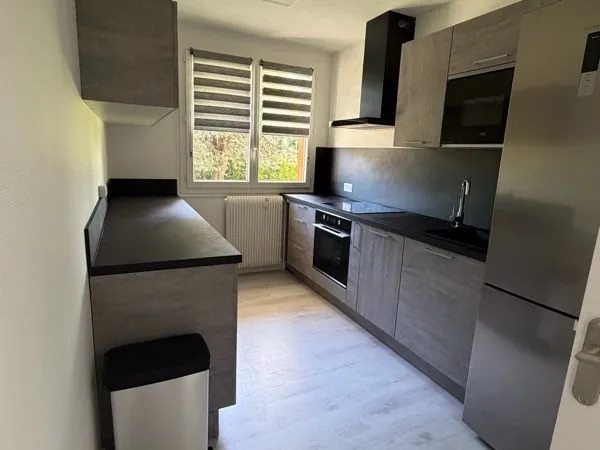 Appartement T3 meublé 54 m² - Entièrement rénové - Rez-de-chaussée surélevé