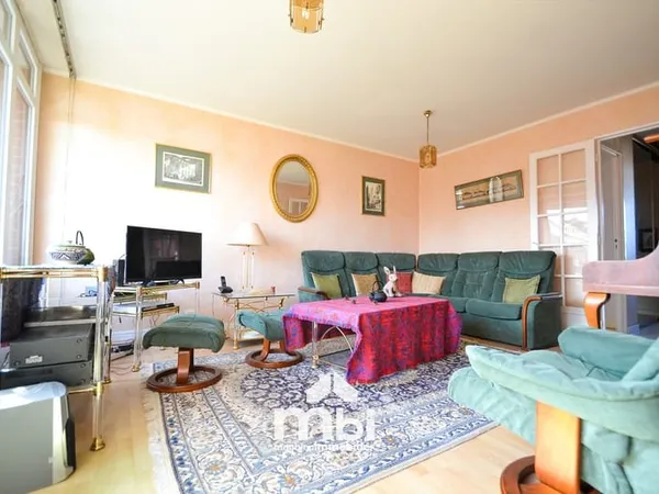 APPARTEMENT 5 PIECES AVEC BOX - SURVILLIERS