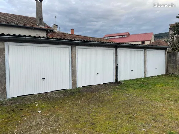 Garage à louer très bien placé
