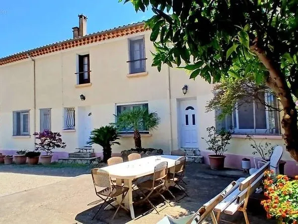 Maison vigneronne avec remise, grenier et cour avec piscine.