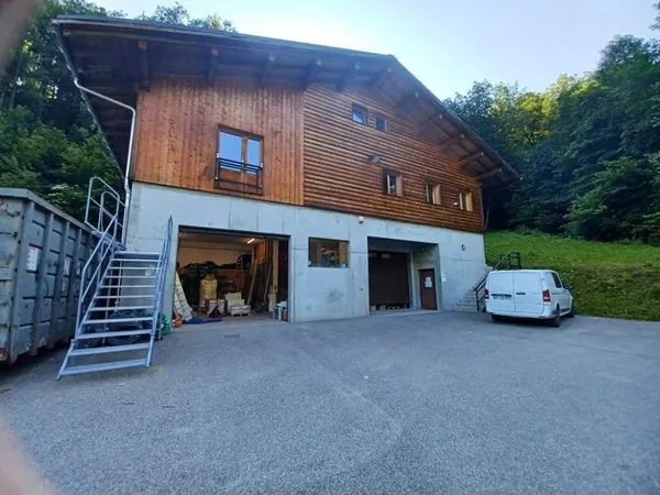 Local 496 m²